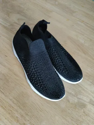 Zapatillas negras con pedrería