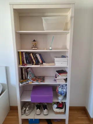 Estantería blanca y morada