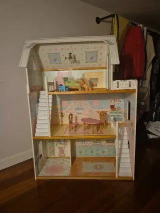 Casa de muñecas de madera. Altura aproximada 1.10m