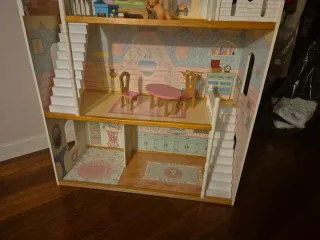 Casa de muñecas de madera. Altura aproximada 1.10m