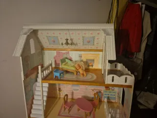 Casa de muñecas de madera. Altura aproximada 1.10m