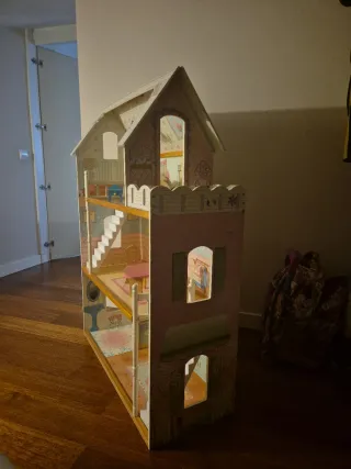 Casa de muñecas de madera. Altura aproximada 1.10m