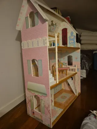 Casa de muñecas de madera. Altura aproximada 1.10m