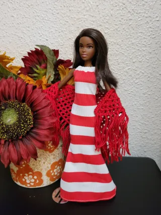 Muñeca barbie con vestido a rayas y chal