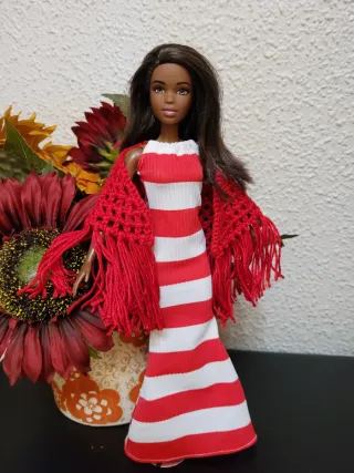 Muñeca barbie con vestido a rayas y chal