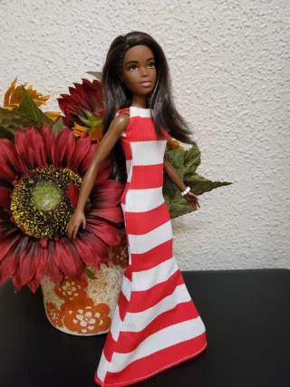 Muñeca barbie con vestido a rayas y chal