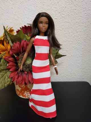 Muñeca barbie con vestido a rayas y chal