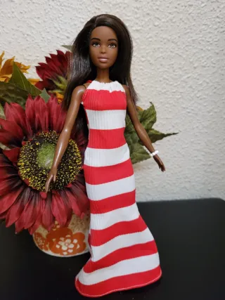 Muñeca barbie con vestido a rayas y chal