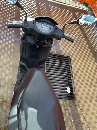 Moto Scooter SYM Negra Automática