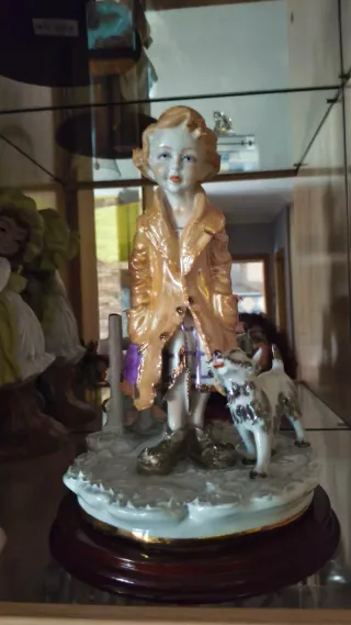 Figura vintage de porcelana niño y perro