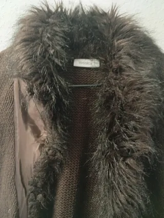 Chaqueta de punto marrón con cuello de pelo