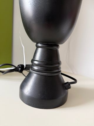 Lámpara de mesa con base de madera negra+ pantalla