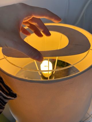 Lámpara de mesa con base de madera negra+ pantalla