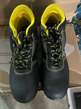 Zapatos de seguridad negros y amarillos