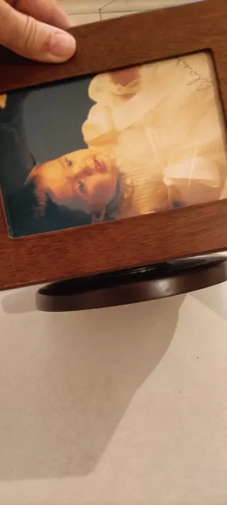 Portafotos giratorio de madera