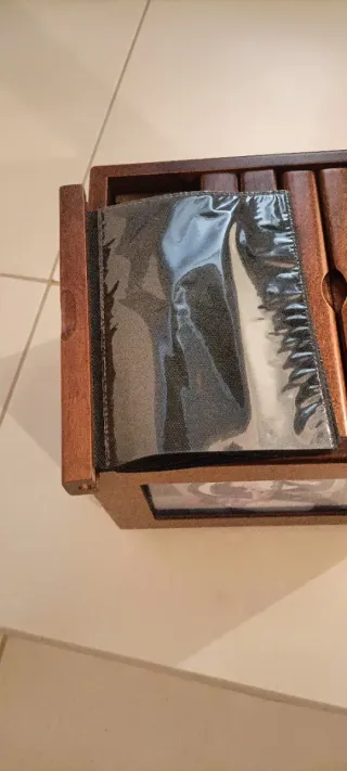 Portafotos giratorio de madera