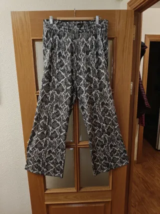 Pantalón largo estampado serpiente