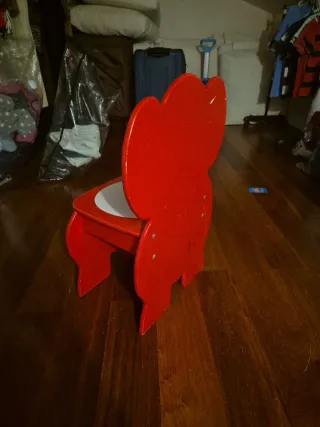 Regalo. Silla infantil elefante roja.