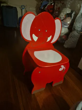 Regalo. Silla infantil elefante roja.