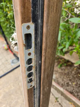 Puerta seguridad &2 ventanas PVC Persiana+Mosquite