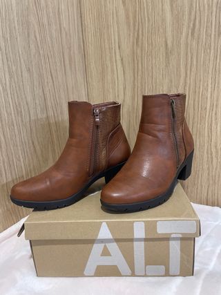 Botines marrones con cremallera y tacón