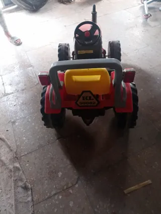 Tractor de pedales rojo y amarillo