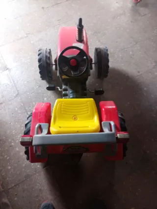 Tractor de pedales rojo y amarillo