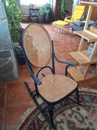 4 cadires 140, 2 butaques 90 i  1 balancí 95 euros