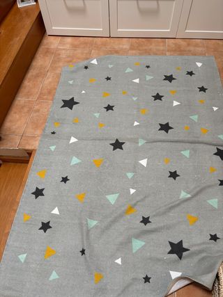 Alfombra infantil estrellas y triángulos
