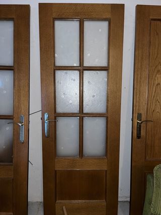 Puertas de roble con cristal y opaca con cerrojo