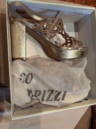 Elegantes zapatos dorados con pedrería