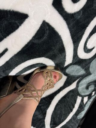 Elegantes zapatos dorados con pedrería