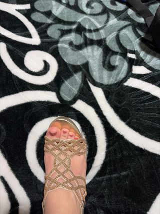 Elegantes zapatos dorados con pedrería