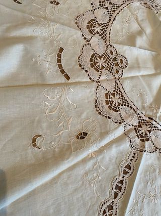 Tovaglia elegante rotonda ricamata in lino beige