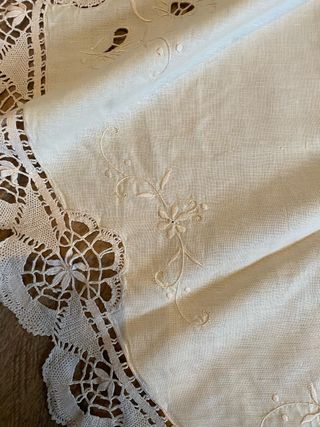 Tovaglia elegante rotonda ricamata in lino beige