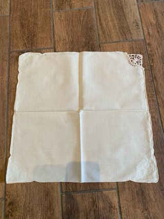 Tovaglia elegante rotonda ricamata in lino beige