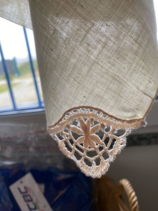 Tovaglia elegante rotonda ricamata in lino beige