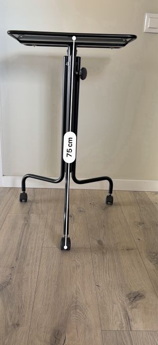 Mesa auxiliar alta negra con ruedas