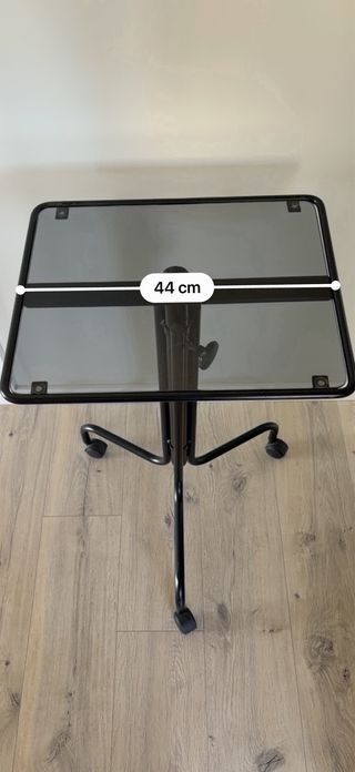 Mesa auxiliar alta negra con ruedas