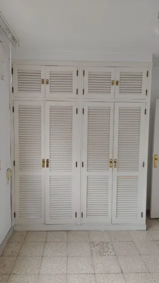 Puertas de armario blancas y marco