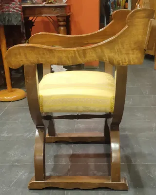 Silla Jamuga Madera Tallada restaurada y tapizada