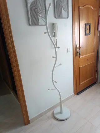 Perchero de pie blanco