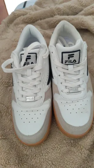Zapatillas Fila Blancas y Beige
