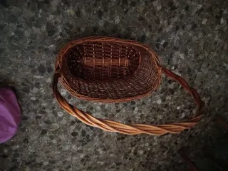 Cesta de mimbre con asa