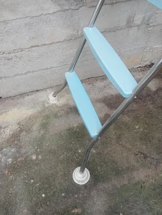 Escalera piscina metal y plástico