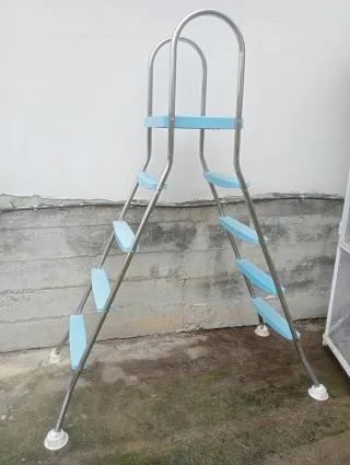 Escalera piscina metal y plástico