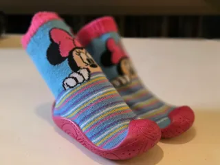 Botas de agua moradas niña y zapatillas minnie