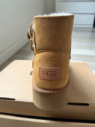 Botines UGG Marrones con Botón