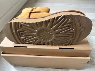 Botines UGG Marrones con Botón