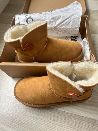 Botines UGG Marrones con Botón